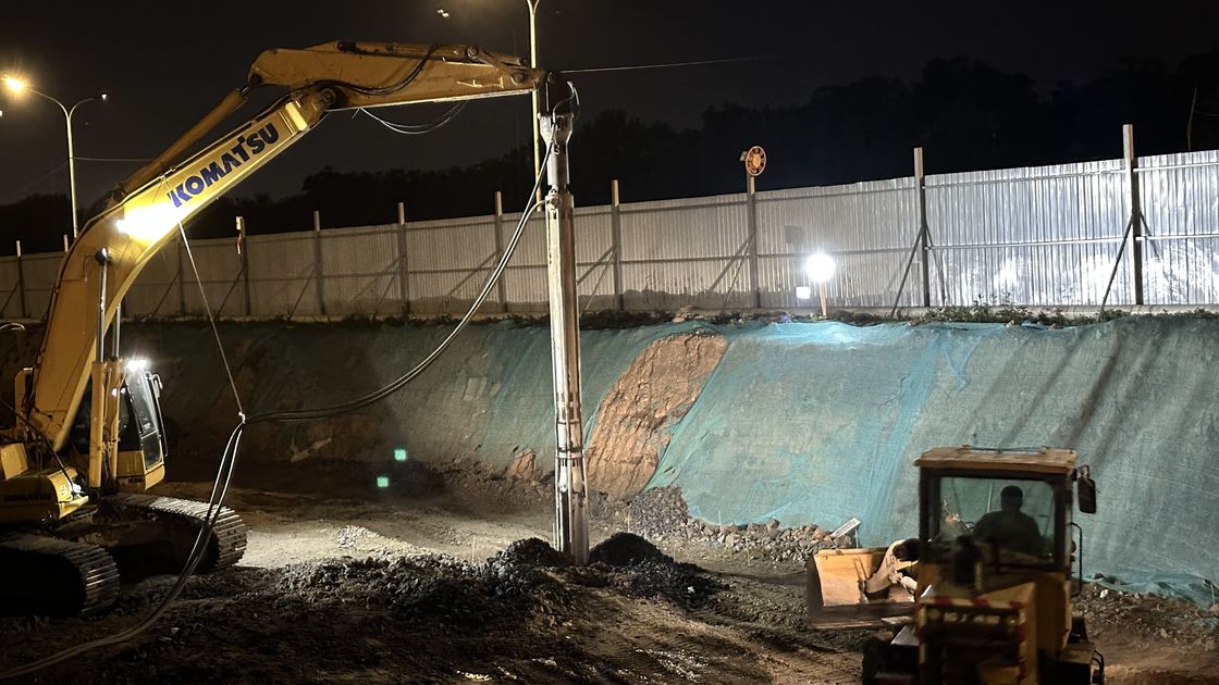 دستگاه ویبروفلوتاسیون BVEM 2600 با سرعت چرخش 2600 دور در دقیقه، نصب شده بر روی بیل مکانیکی که سیستم هیدرولیک مشترک دارد.