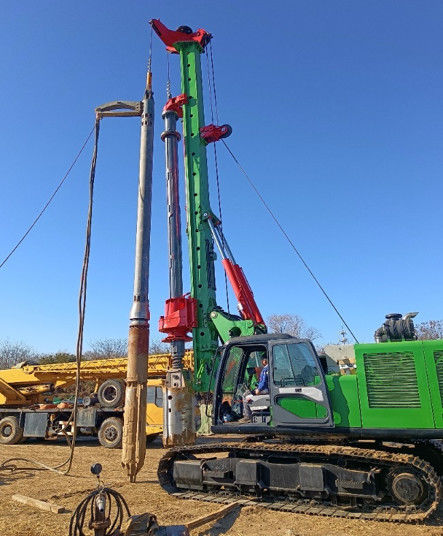 دستگاه ویبروفلوتاسیون BVEM 2600 با سرعت چرخش 2600 دور در دقیقه، نصب شده بر روی بیل مکانیکی که سیستم هیدرولیک مشترک دارد.